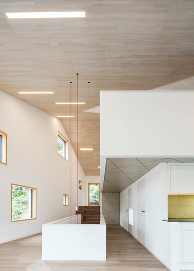Minimalistisch Wohnbereich by ÜberRaum Architects