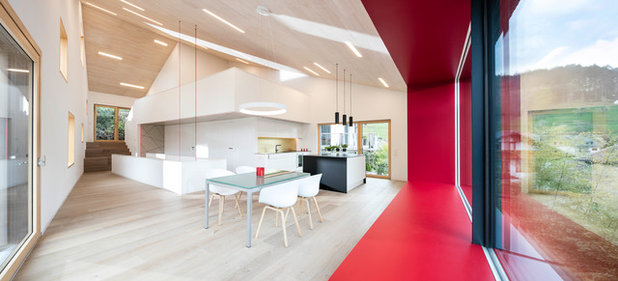 Modern Wohnbereich by ÜberRaum Architects