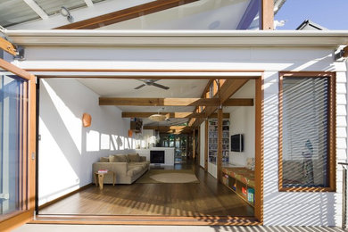 Offenes Modernes Wohnzimmer mit TV-Wand in Sydney