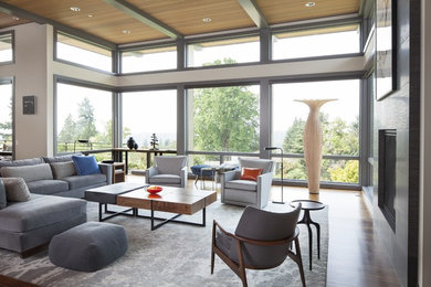 Repräsentatives Modernes Wohnzimmer mit dunklem Holzboden in Seattle
