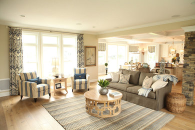Idee per un grande soggiorno stile marinaro aperto con pareti beige, parquet chiaro e pavimento beige