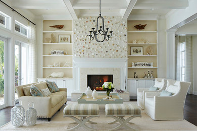 Repräsentatives, Offenes Maritimes Wohnzimmer mit beiger Wandfarbe, dunklem Holzboden und Kamin in Miami