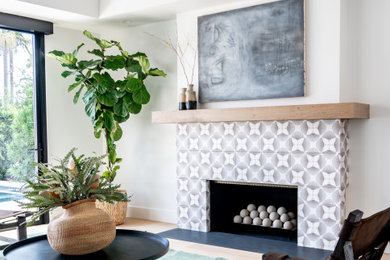 Großes, Repräsentatives, Fernseherloses Modernes Wohnzimmer mit weißer Wandfarbe, Kamin, gefliester Kaminumrandung und beigem Boden in Orange County