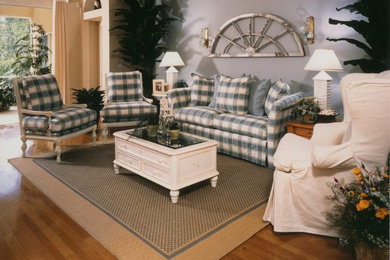 Example of a classic living room design in Tampa