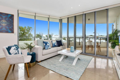 Mittelgroßes, Offenes Modernes Wohnzimmer mit weißer Wandfarbe, Keramikboden, freistehendem TV und beigem Boden in Gold Coast - Tweed