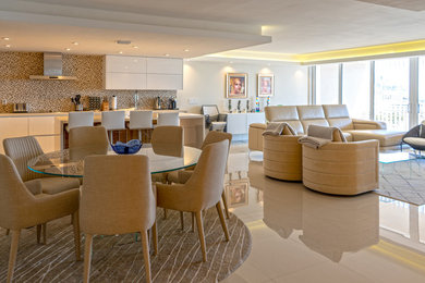 Пример оригинального дизайна: открытая гостиная комната среднего размера в стиле модернизм с белыми стенами, полом из керамогранита и бежевым полом без камина, телевизора