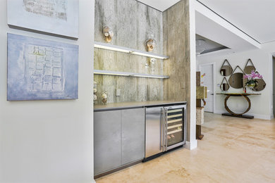 Diseño de salón para visitas abierto contemporáneo de tamaño medio sin chimenea y televisor con paredes blancas y suelo de travertino