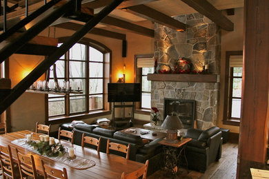 Foto de salón abierto rústico con paredes beige, suelo de madera en tonos medios, todas las chimeneas, marco de chimenea de piedra y televisor independiente