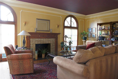 Imagen de salón para visitas tradicional renovado de tamaño medio con suelo de madera en tonos medios y marco de chimenea de baldosas y/o azulejos