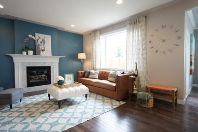 На фото: парадная, изолированная гостиная комната среднего размера в стиле неоклассика (современная классика) с синими стенами, темным паркетным полом, стандартным камином, фасадом камина из плитки и коричневым полом без телевизора с