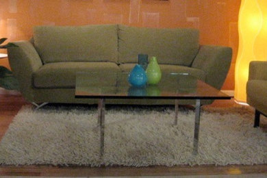 Ejemplo de salón abierto minimalista de tamaño medio sin televisor con parades naranjas y suelo de madera clara