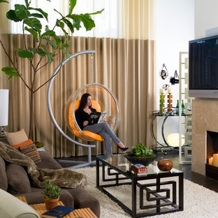 Modernes Wohnzimmer mit Bambusparkett und weißer Wandfarbe in Los Angeles