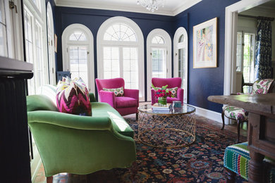 Imagen de salón cerrado tradicional renovado de tamaño medio sin chimenea con paredes azules y suelo de madera oscura