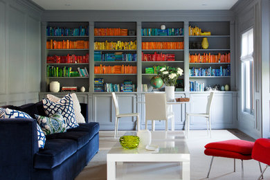 Idée de décoration pour un salon design avec une bibliothèque ou un coin lecture.
