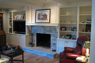 Foto de salón clásico con suelo de madera clara, todas las chimeneas, marco de chimenea de baldosas y/o azulejos, pared multimedia y suelo marrón