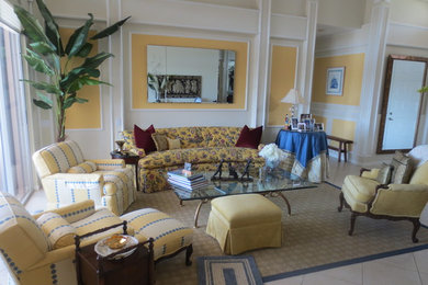 Foto de salón para visitas abierto clásico grande con paredes amarillas, suelo de baldosas de porcelana y suelo beige