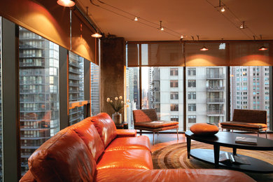 Diseño de salón abierto actual de tamaño medio con paredes grises, suelo de madera en tonos medios y suelo beige