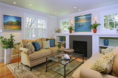 Mittelgroßes, Repräsentatives, Abgetrenntes Maritimes Wohnzimmer mit beiger Wandfarbe, braunem Holzboden, Kamin, verputzter Kaminumrandung und beigem Boden in Boston