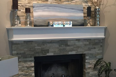オーランドにある高級な中くらいなトランジショナルスタイルのおしゃれなリビング (ベージュの壁、淡色無垢フローリング、標準型暖炉、石材の暖炉まわり、テレビなし、ベージュの床) の写真
