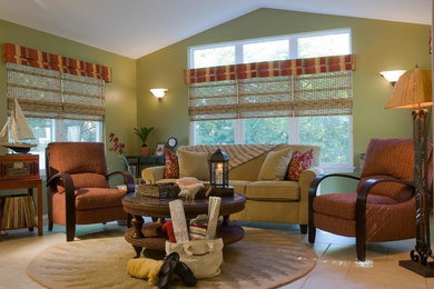 Cette photo montre un grand salon chic ouvert avec une salle de réception, un mur vert et un sol en carrelage de céramique.