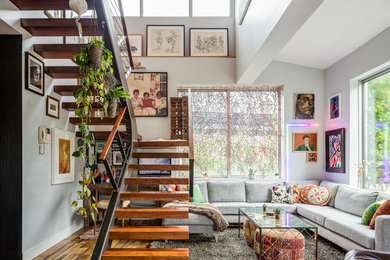 Eklektisches Wohnzimmer mit blauer Wandfarbe, braunem Holzboden und braunem Boden in New York