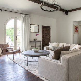 Idee per un soggiorno mediterraneo aperto con sala formale, pareti rosse, parquet scuro e nessuna TV