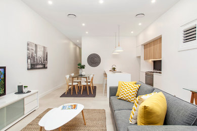 Imagen de salón para visitas abierto contemporáneo de tamaño medio con paredes blancas, suelo de baldosas de porcelana, televisor independiente y suelo gris