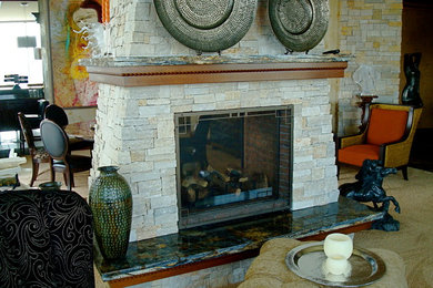 ミネアポリスにある広いトラディショナルスタイルのおしゃれなリビング (ベージュの壁、カーペット敷き、両方向型暖炉、石材の暖炉まわり) の写真