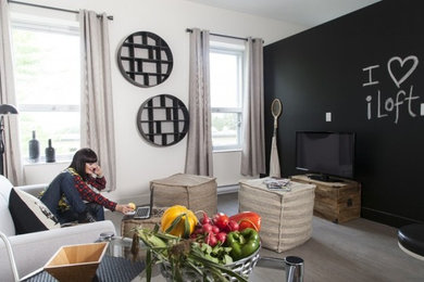 Immagine di un piccolo soggiorno contemporaneo stile loft con sala formale, pareti nere e TV autoportante
