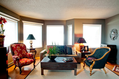 Modelo de salón para visitas tipo loft ecléctico de tamaño medio con paredes beige y suelo de madera en tonos medios