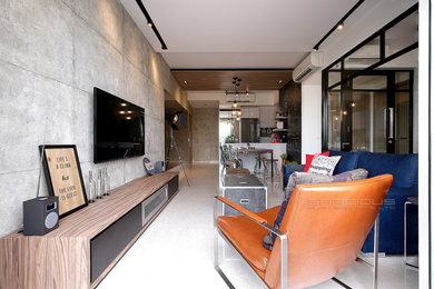 Modelo de salón para visitas abierto urbano de tamaño medio con paredes grises, suelo de mármol y televisor colgado en la pared
