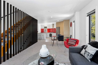 На фото: открытая гостиная комната среднего размера в стиле модернизм с белыми стенами и ковровым покрытием с