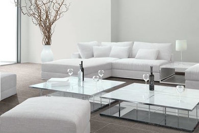 Ejemplo de salón abierto minimalista grande con paredes grises y suelo de baldosas de porcelana