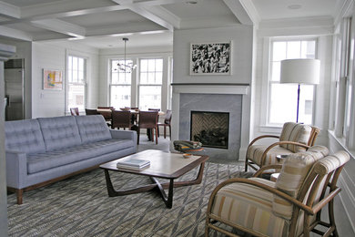 Diseño de salón abierto contemporáneo de tamaño medio sin televisor con marco de chimenea de piedra, paredes blancas, suelo de madera en tonos medios, todas las chimeneas y alfombra
