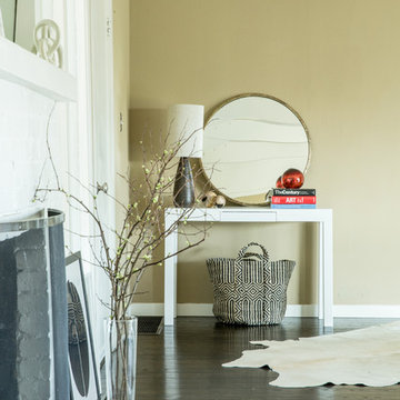 Console Vignette | Round Mirror | White Parsons Table