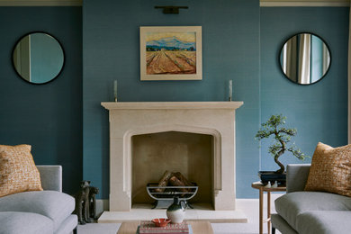 ウィルトシャーにある広いトランジショナルスタイルのおしゃれな応接間 (青い壁、カーペット敷き、標準型暖炉、石材の暖炉まわり、テレビなし) の写真