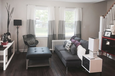 Diseño de salón cerrado contemporáneo pequeño sin chimenea y televisor con paredes grises, suelo laminado y suelo gris