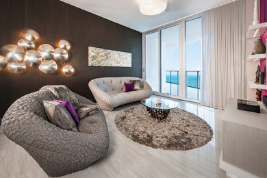 Mittelgroßes, Offenes Modernes Wohnzimmer ohne Kamin mit rosa Wandfarbe, Porzellan-Bodenfliesen, TV-Wand und grauem Boden in Miami
