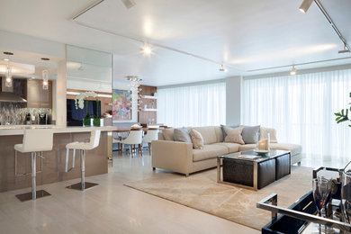 Modelo de salón abierto actual con paredes blancas, suelo de baldosas de porcelana y televisor colgado en la pared