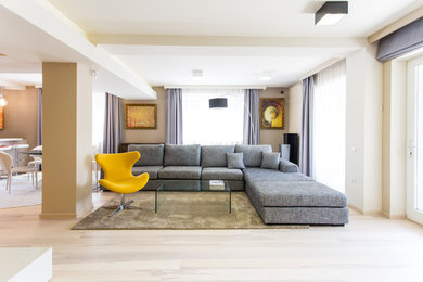 Modelo de salón para visitas abierto ecléctico grande con paredes beige, suelo de madera clara y suelo beige