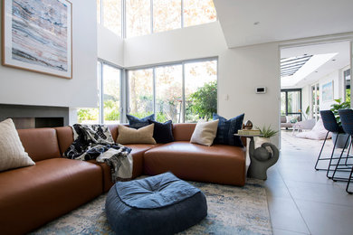 Großes, Repräsentatives, Offenes Modernes Wohnzimmer ohne Kamin mit weißer Wandfarbe, weißem Boden und Porzellan-Bodenfliesen in Perth