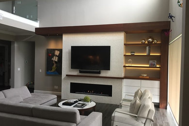 Foto de salón actual extra grande con chimenea lineal, marco de chimenea de baldosas y/o azulejos, televisor colgado en la pared y suelo negro