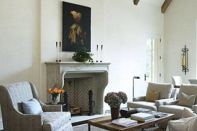 ダラスにあるお手頃価格の中くらいなトラディショナルスタイルのおしゃれなリビング (白い壁、塗装フローリング、標準型暖炉、石材の暖炉まわり、テレビなし、茶色い床) の写真