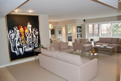 Cette image montre un grand salon design ouvert avec un mur gris, parquet clair, aucune cheminée, aucun téléviseur et un sol beige.