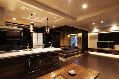Diseño de salón con barra de bar cerrado contemporáneo de tamaño medio sin chimenea con paredes blancas, suelo de madera oscura y televisor independiente
