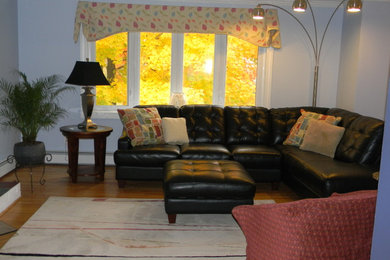 Imagen de salón sin chimenea con paredes azules y suelo de madera en tonos medios