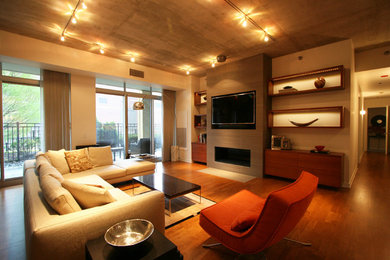 На фото: большая открытая гостиная комната в современном стиле с белыми стенами, паркетным полом среднего тона, стандартным камином, фасадом камина из плитки и телевизором на стене