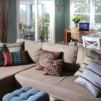 Trendy living room photo in Bridgeport with blue walls