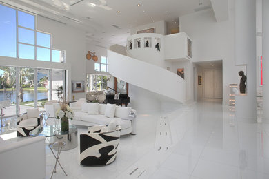 Modelo de salón para visitas abierto contemporáneo con paredes blancas