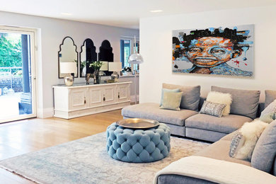 Diseño de salón para visitas abierto mediterráneo grande con paredes blancas, suelo de madera en tonos medios, suelo beige y pared multimedia